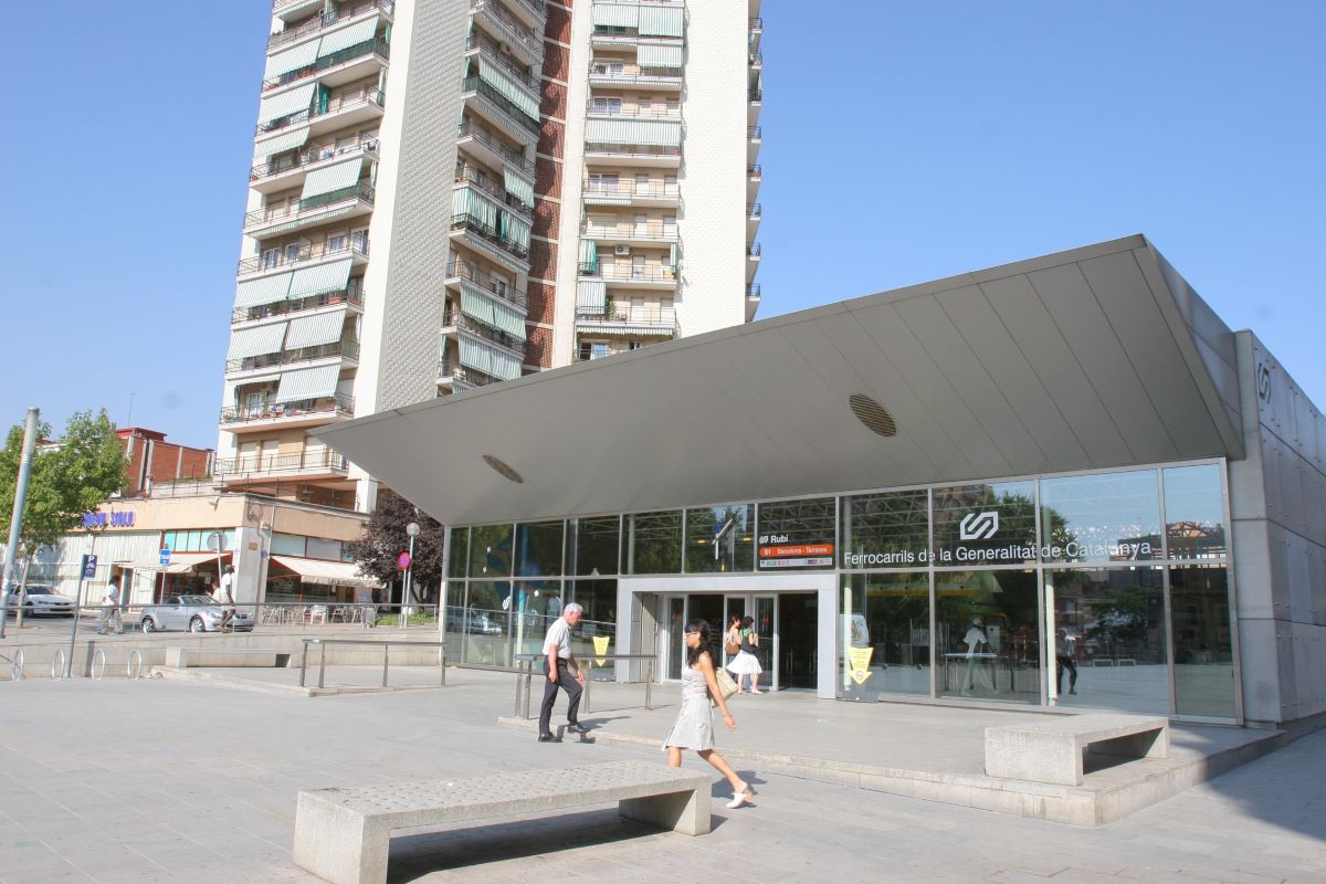 Ningú vol remodelar l’estació dels FGC