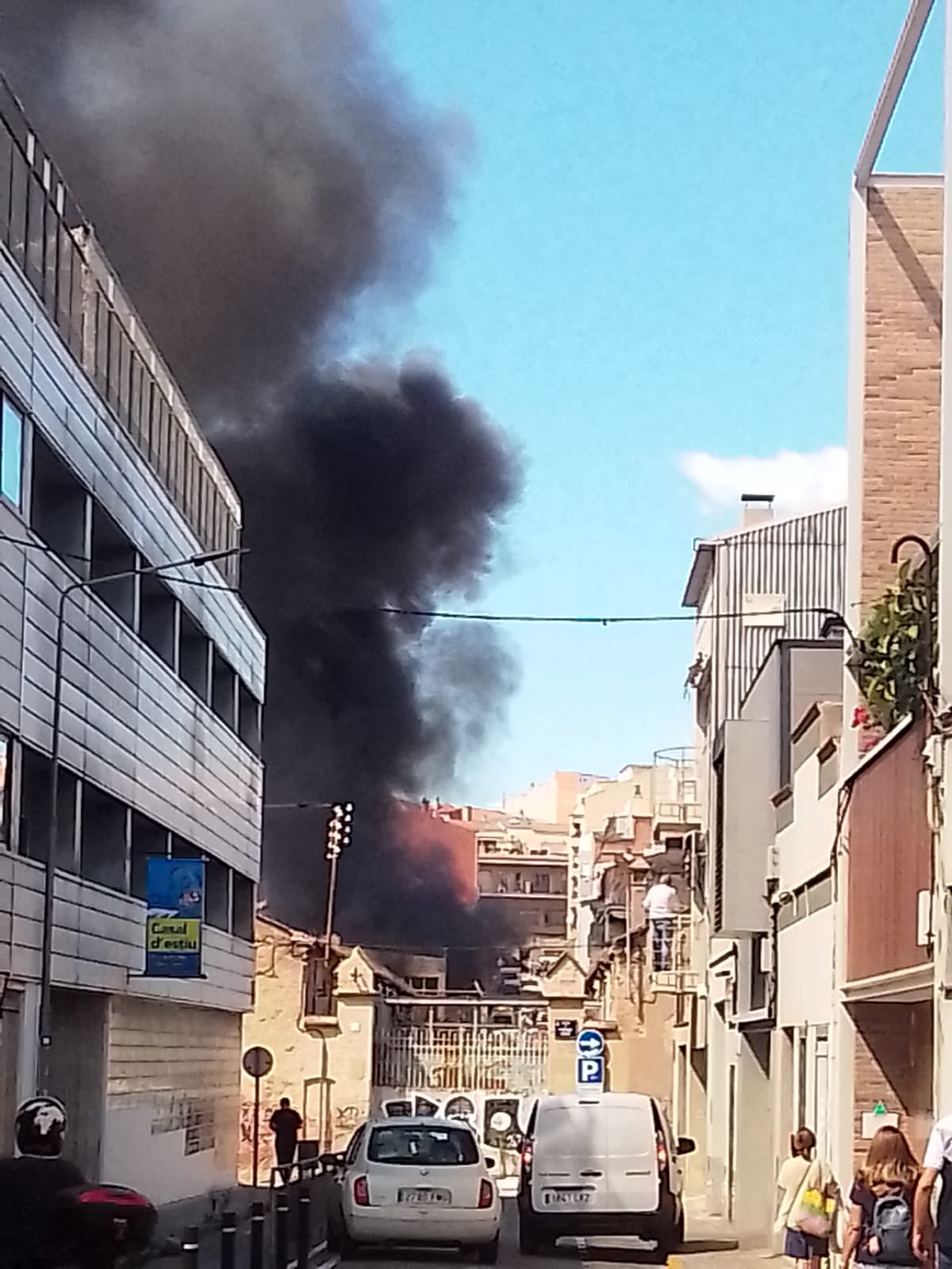 FOTOS i VÍDEOS | Espectacular foc en una indústria de Ca n'Aurell