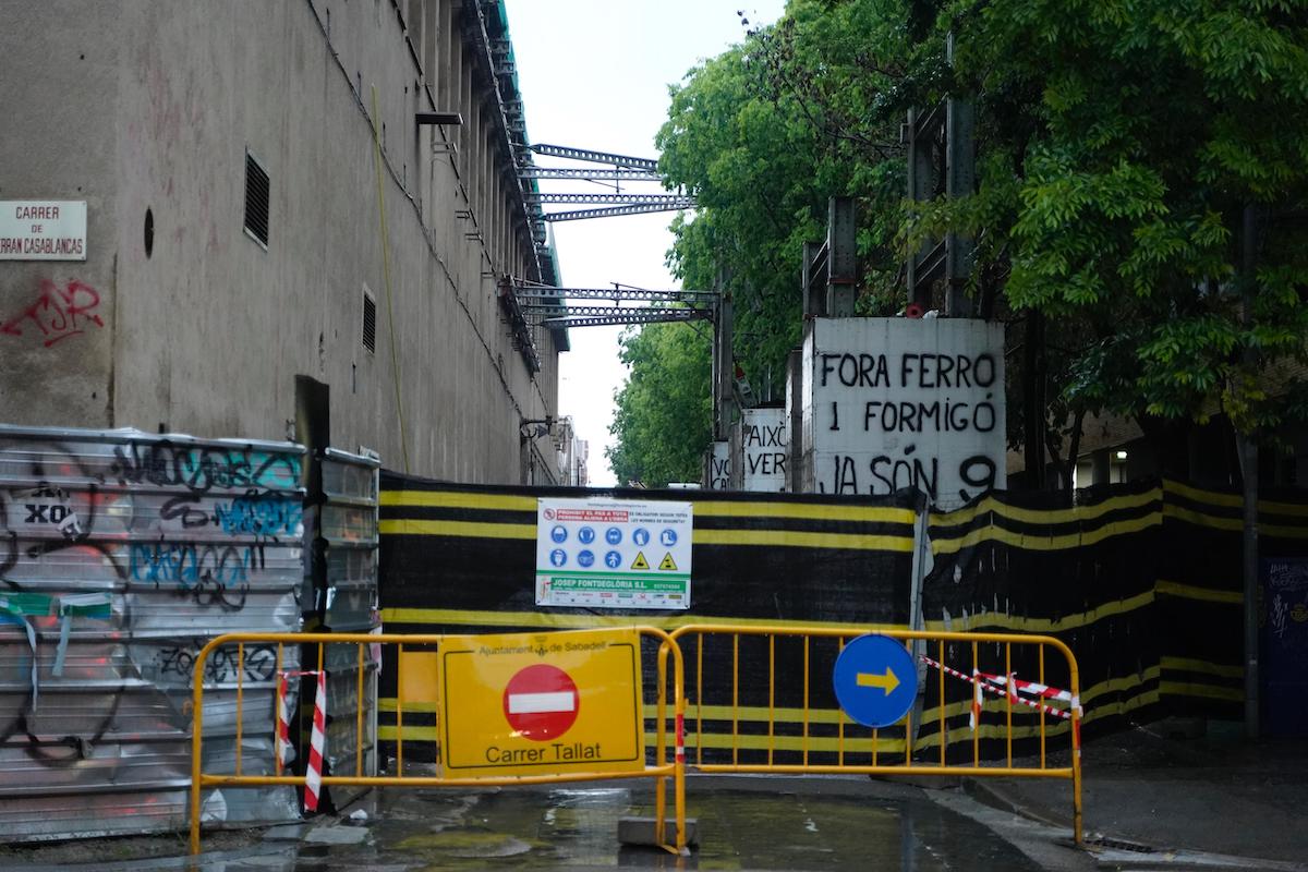 Part dels suports de la fàbrica Bosser ja s'han retirat