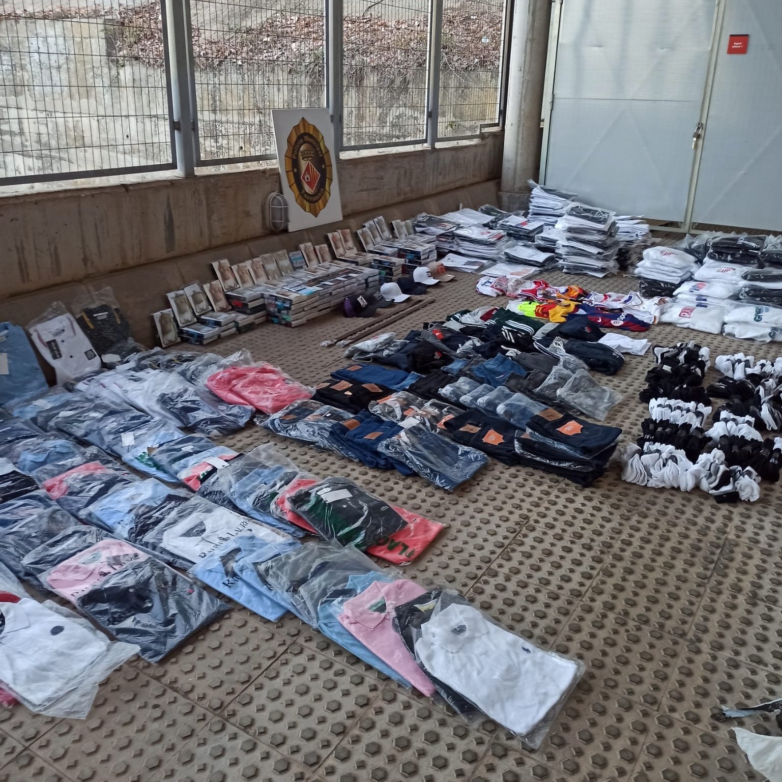 Enxampen a Terrassa un home transportant més de mil productes falsificats