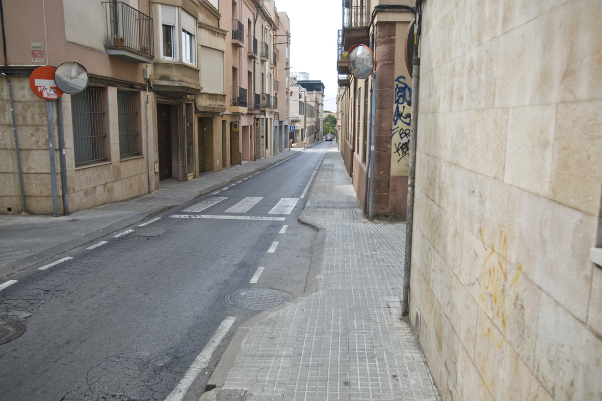 Tallen al trànsit el carrer de García Humet dimarts al matí