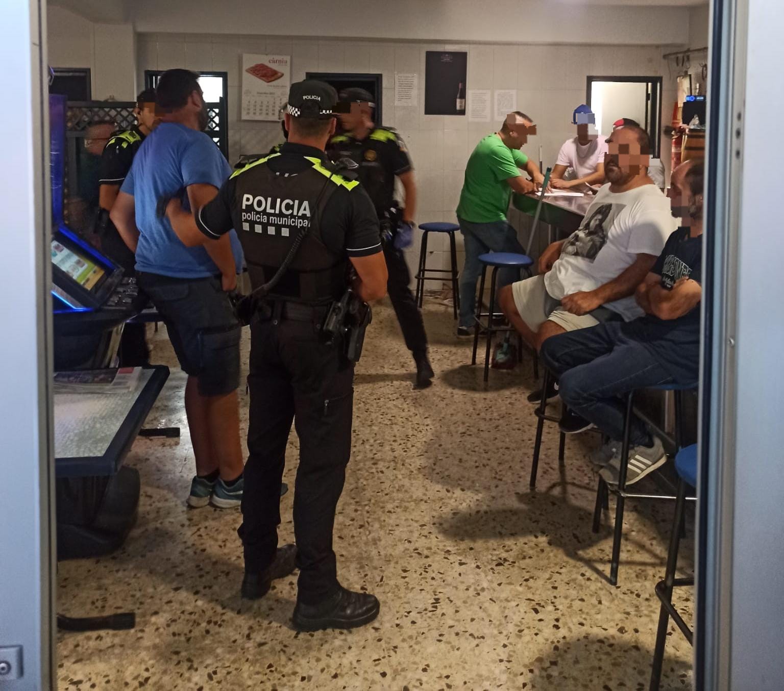 Dos denunciats per tinença de drogues i un per arma prohibida en un bar de Terrasssa