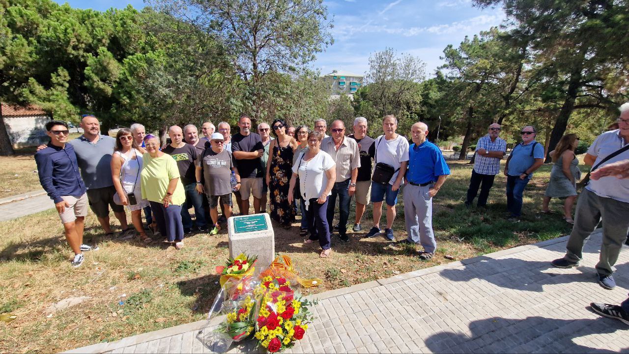 Ofrena floral al monument a Salvador Allende