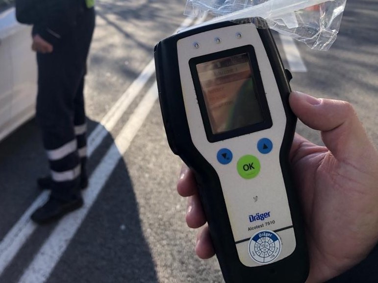 Condueix begut, xoca contra un cotxe estacionat i fereix després un agent de policia
