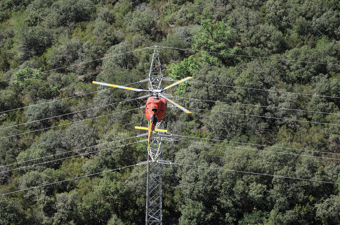 VÍDEO | Helicòpters i drons amb sensors de calor per vigilar el risc d'incendi al Vallès