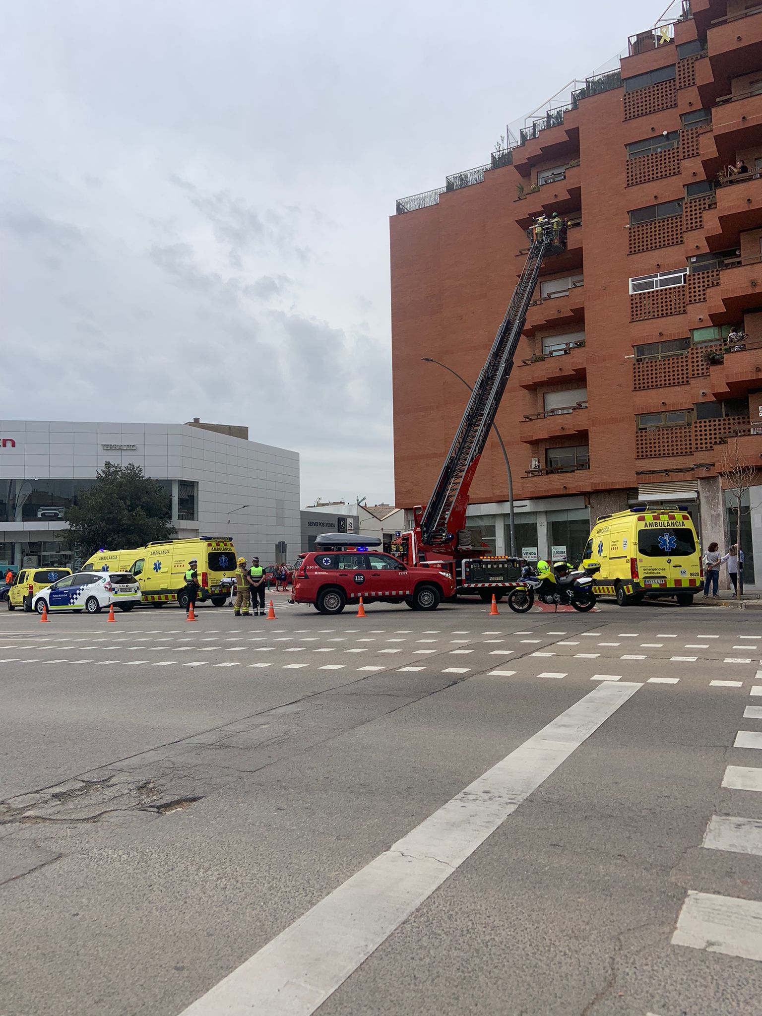 Rescaten per una finestra una persona a Terrassa