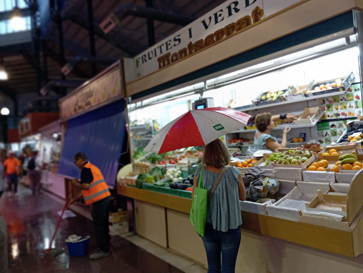 Plou dins del Mercat a causa de les obres inacabades de la teulada