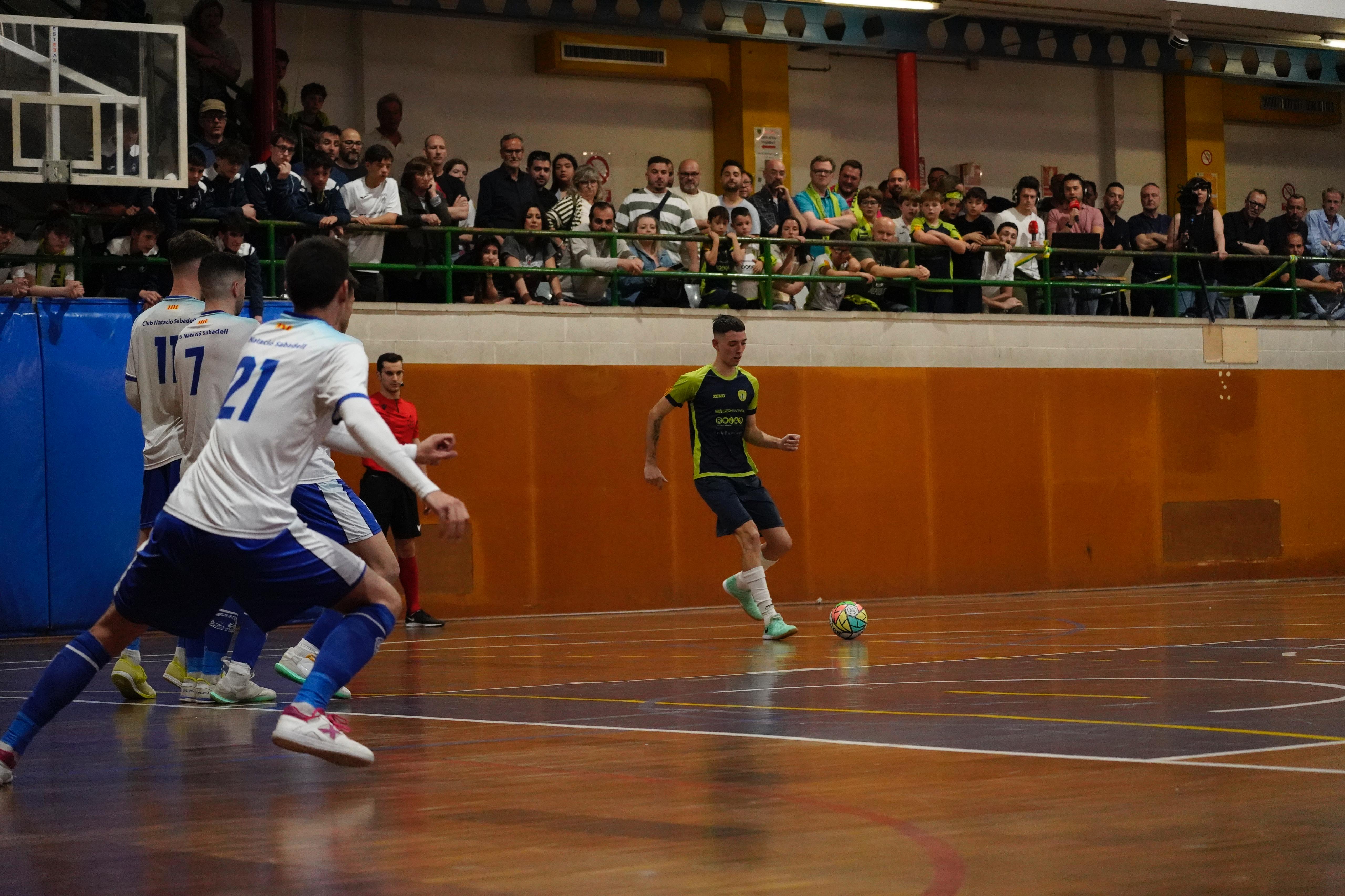 Un gol sobre la botzina fa que el segon derbi de la setmana també es quedi a Can Colapi
