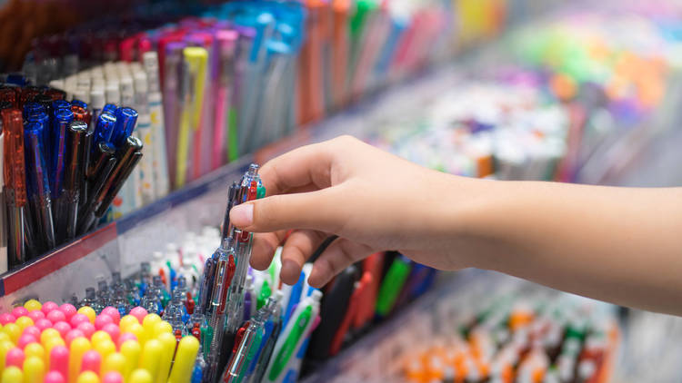 En Comú Podem denuncia que l'Ajuntament vol retirar les beques municipals per a llibres i material escolar