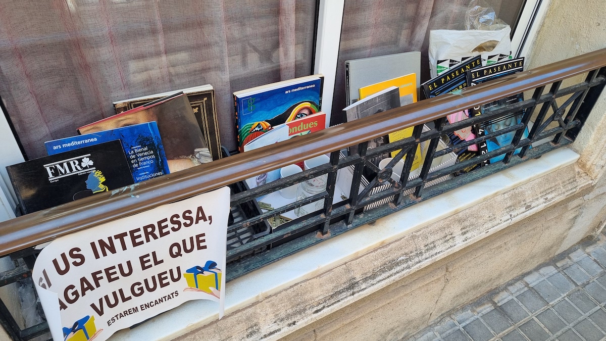 El veí que regala llibres des de la finestra de casa