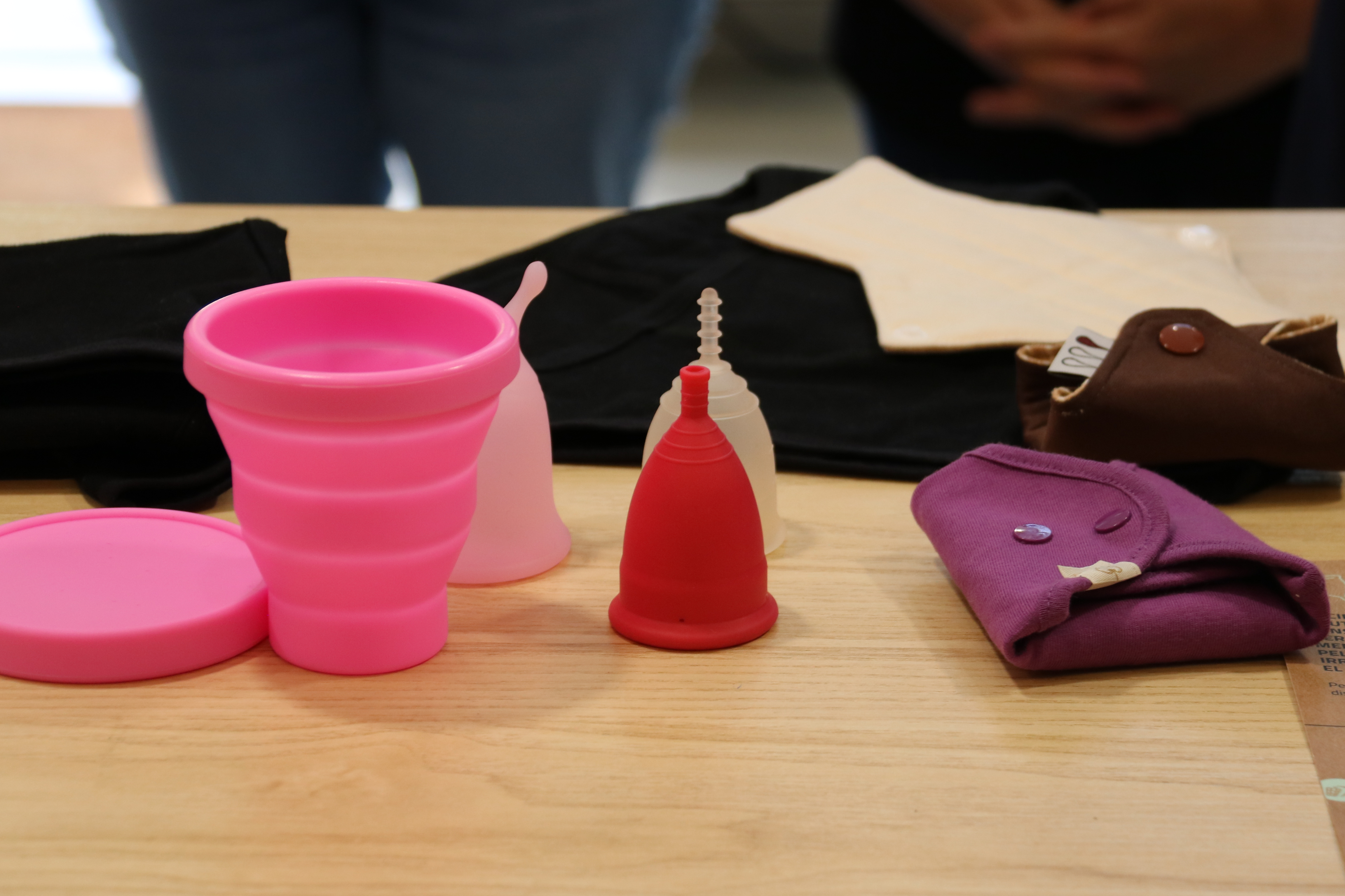 Les farmàcies distribuiran gratis calces menstruals, copes i compreses de tela el 2024