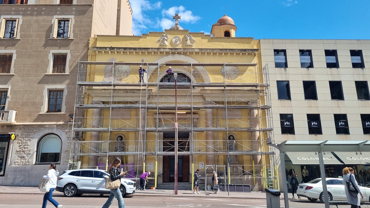 Comencen les obres per canviar el color de la façana d''Els Padres'