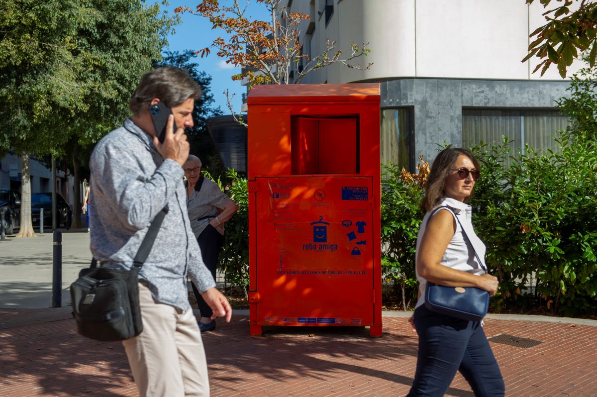 De l’armari al contenidor: 7 tones de roba cada any