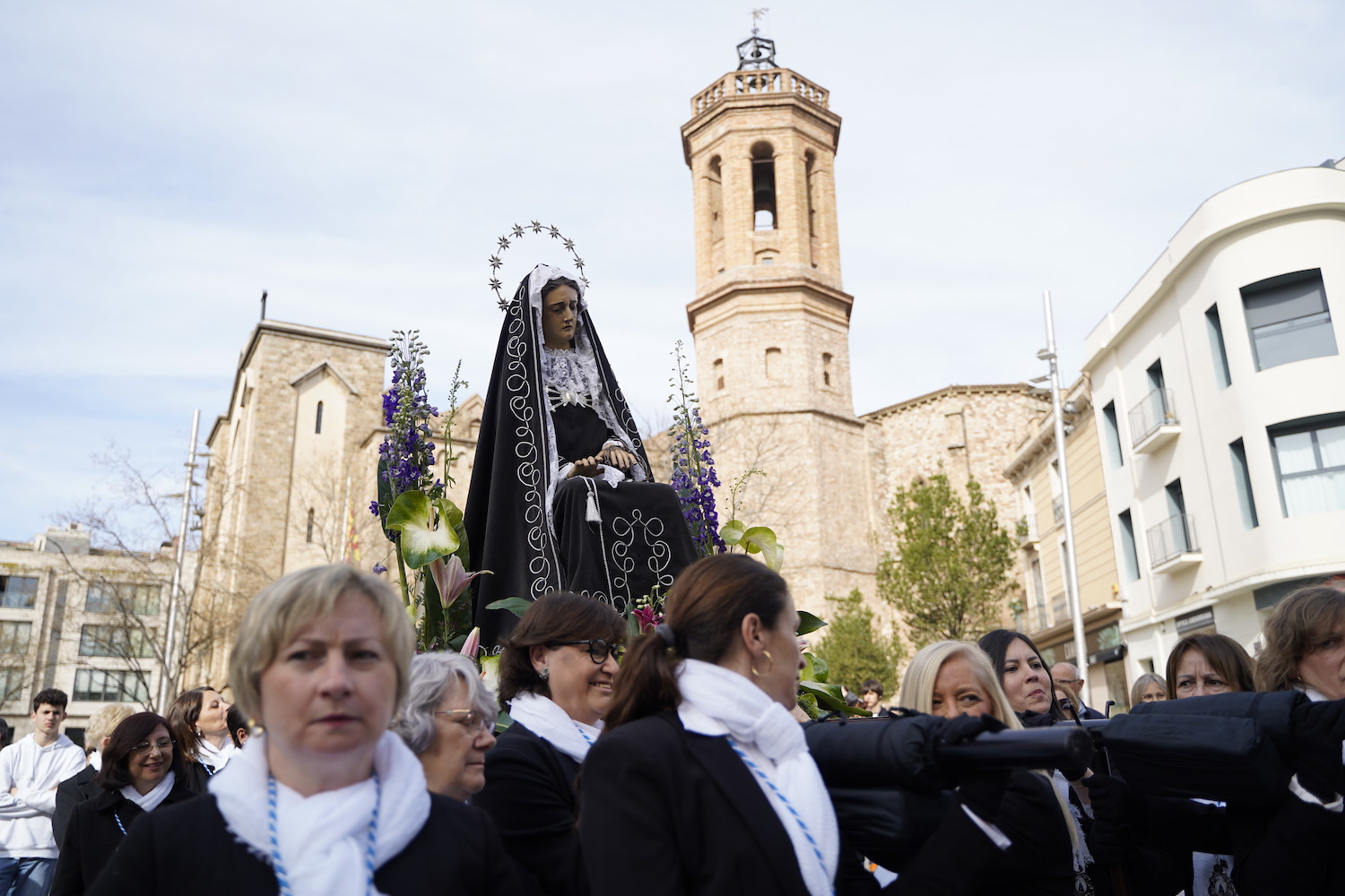 FOTOS | Silencis i cants a les processons de Setmana Santa de Sabadell