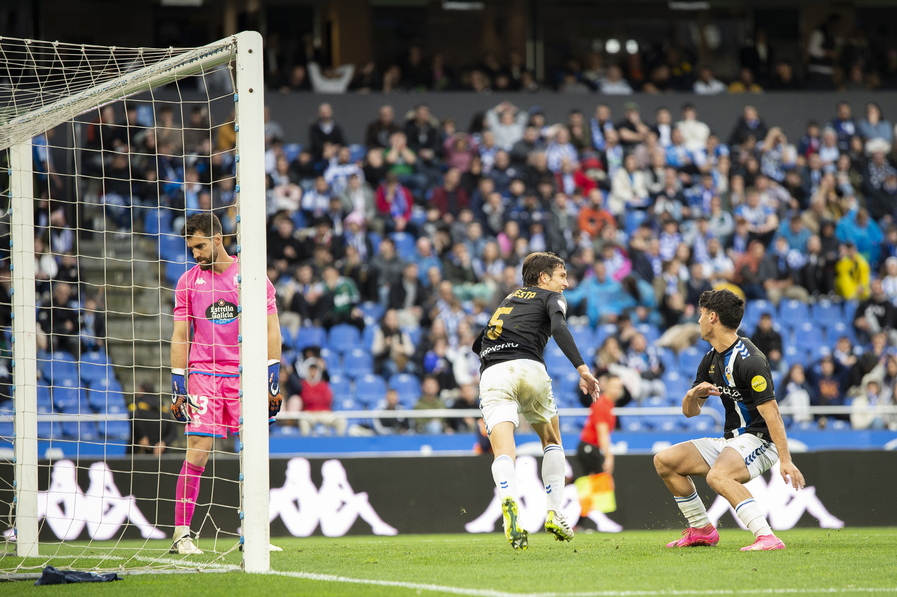 El Sabadell esgarrapa un punt molt valuós després de fregar la victòria a Riazor (1-1)