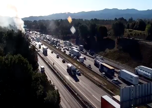 VÍDEO | L'incendi d'un camió i un accident provoquen retencions a l'AP-7