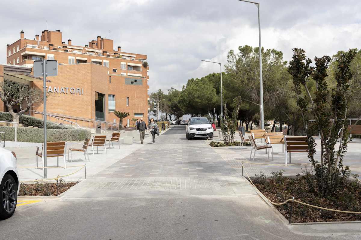 FOTOS | L'entrada al tanatori guanya espais verds i d'estada un cop acabades les obres de reforma