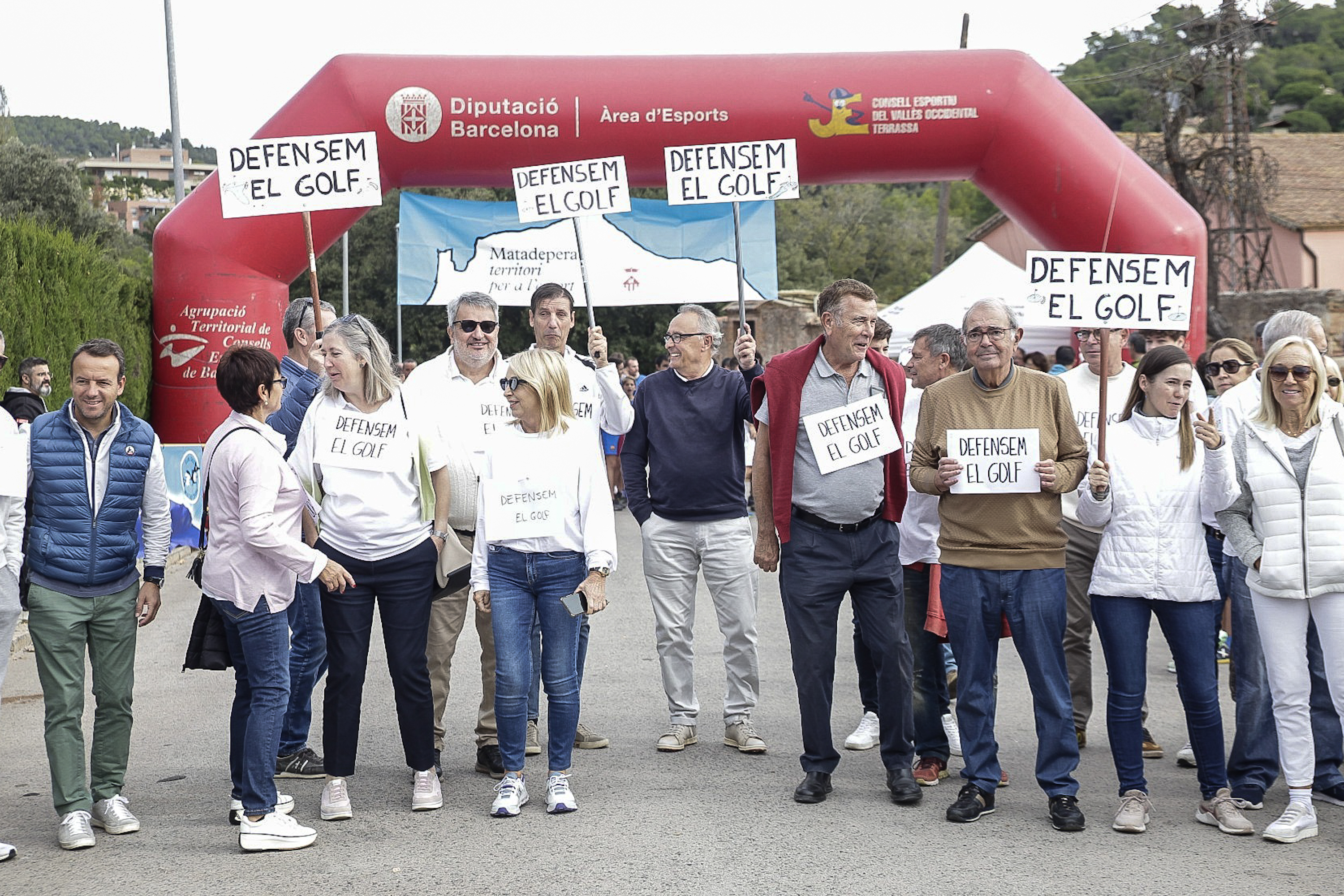 Veïns i socis del camp de golf de Matadepera irrompen la Cursa Popular