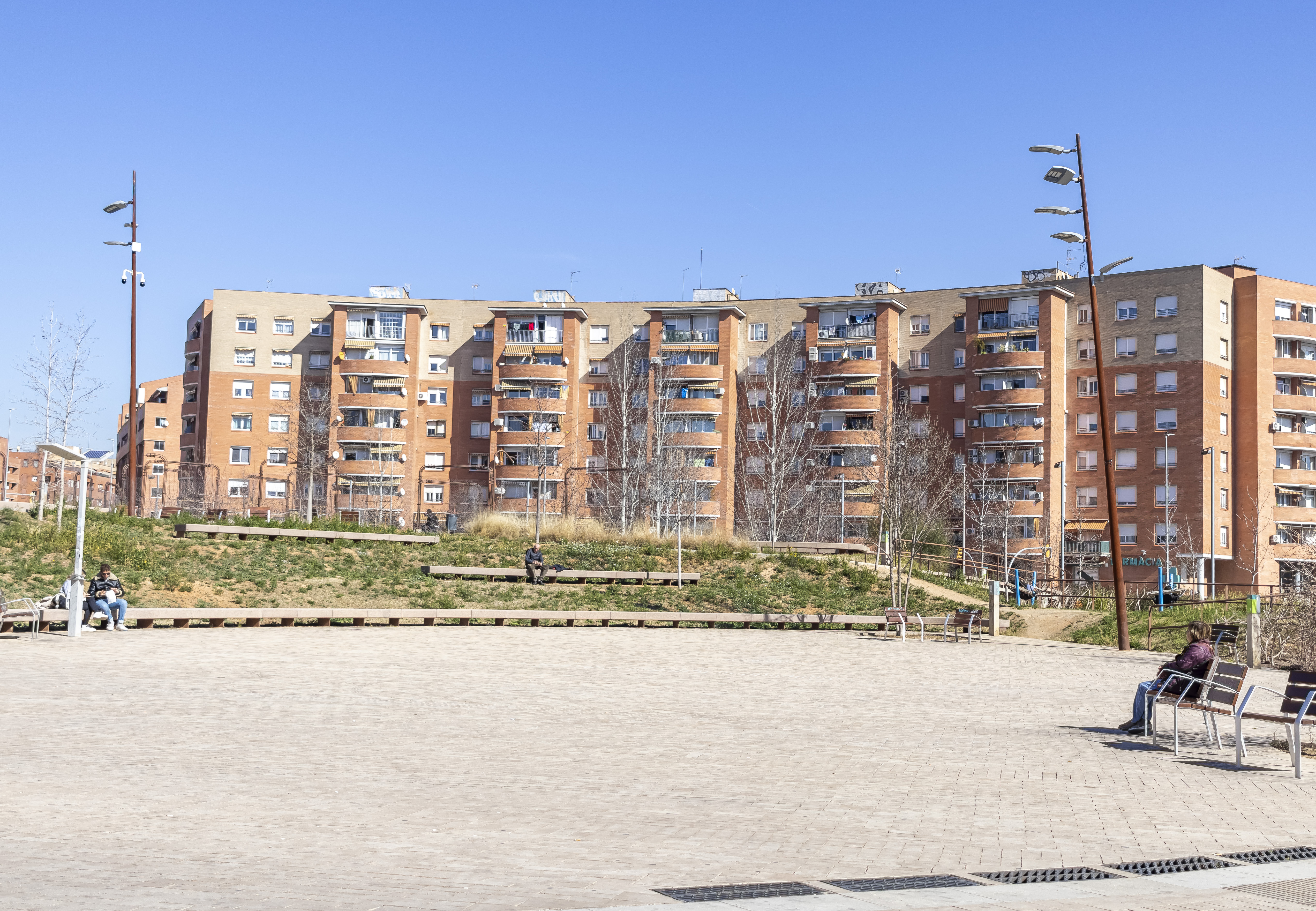 Vandalisme a Sabadell: caçats de matinada fent pintades en un bloc de pisos