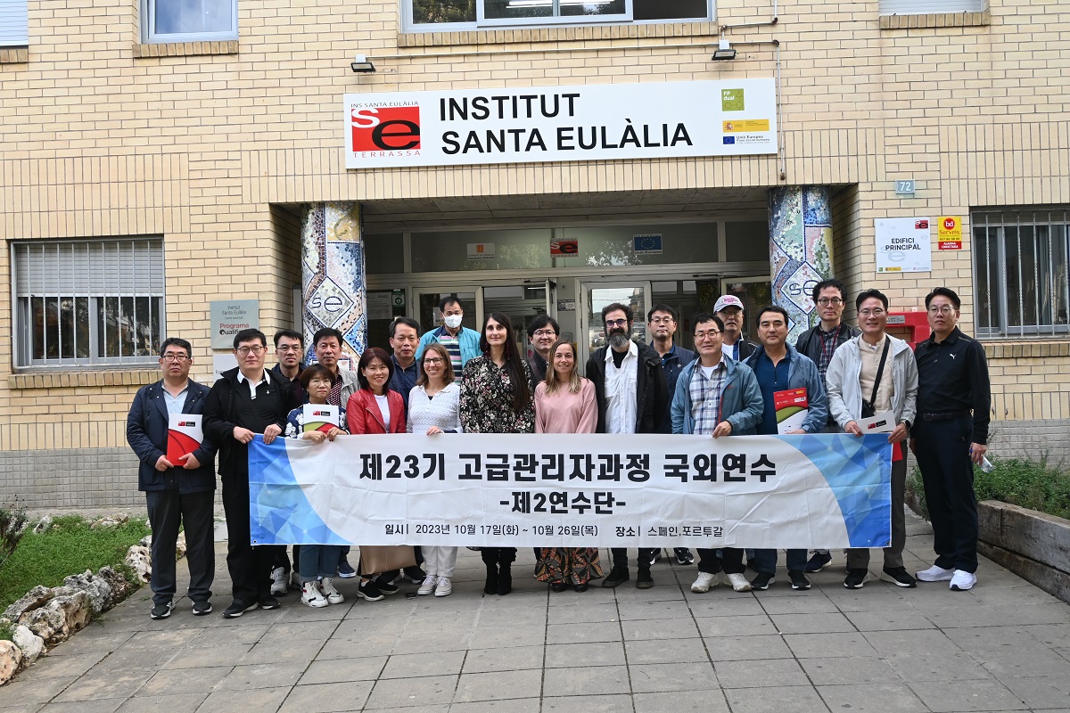 Visita sud-coreana a l'Institut Santa Eulàlia de Terrassa