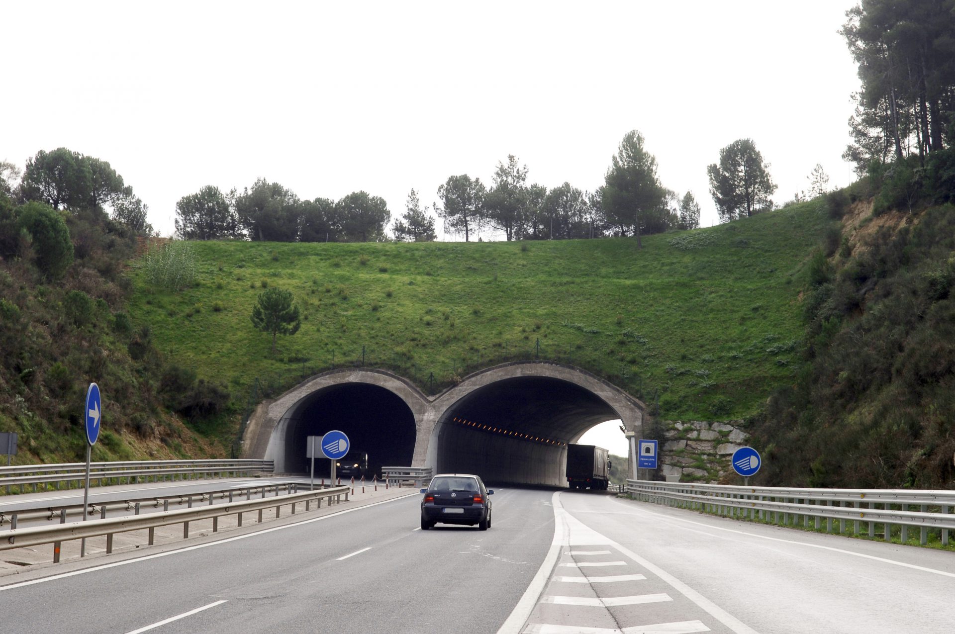 Detingut amb 10 quilos de marihuana després de fugir saltant-se semàfors en vermell i col·lidint amb altres vehicles