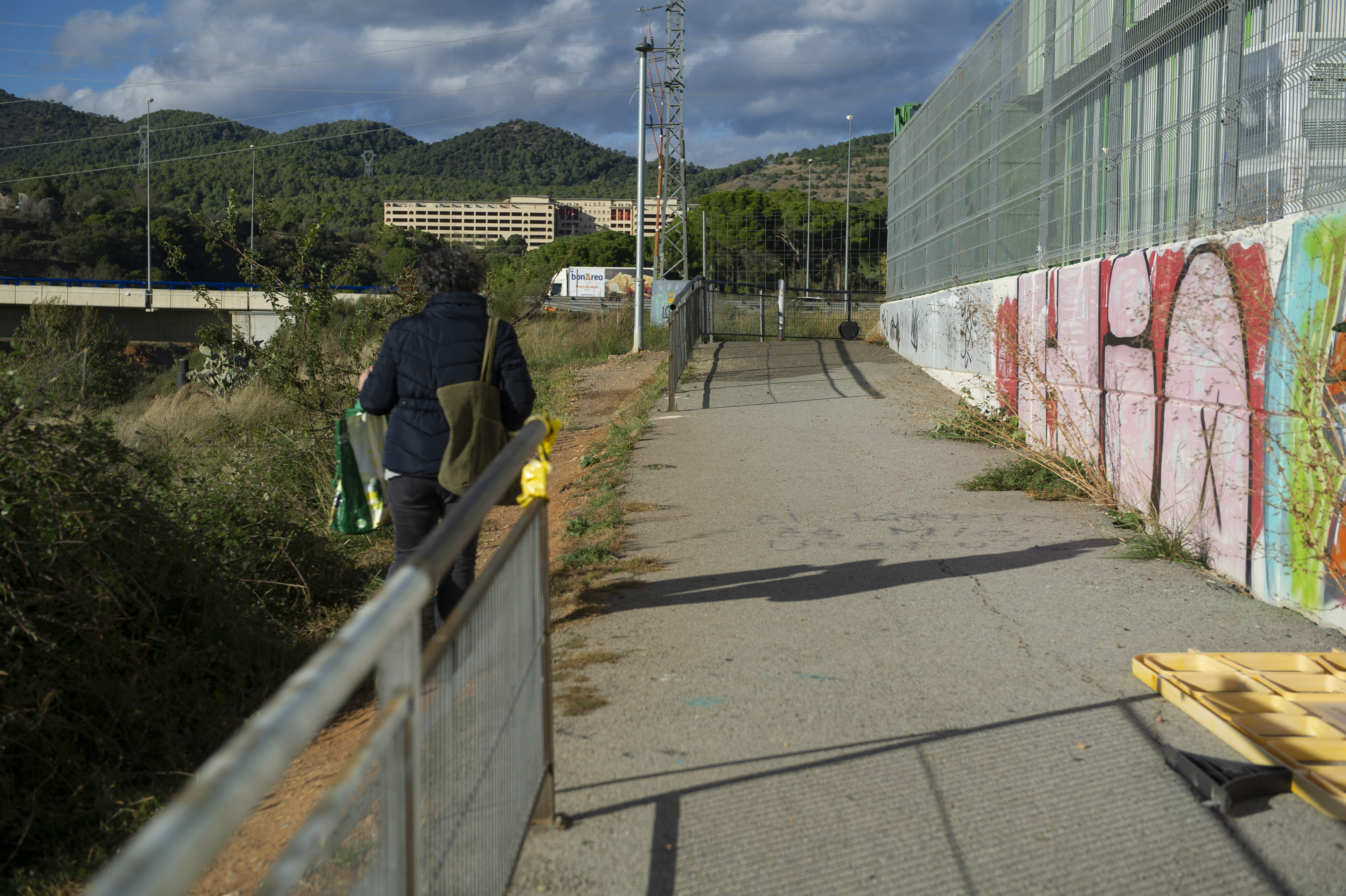 Una barana d'obra per protegir vianants a Terrassa