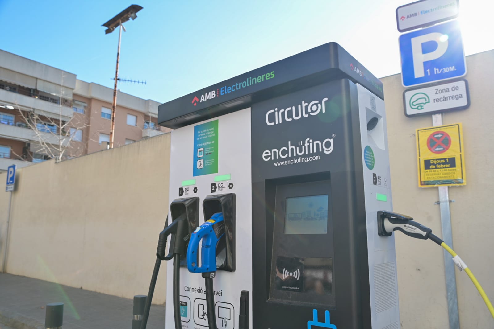 La primera electrolinera pública amb càrrega ràpida a la comarca entra en funcionament