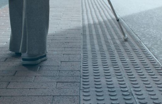Per què hi ha paviments amb relleu als carrers de Terrassa?