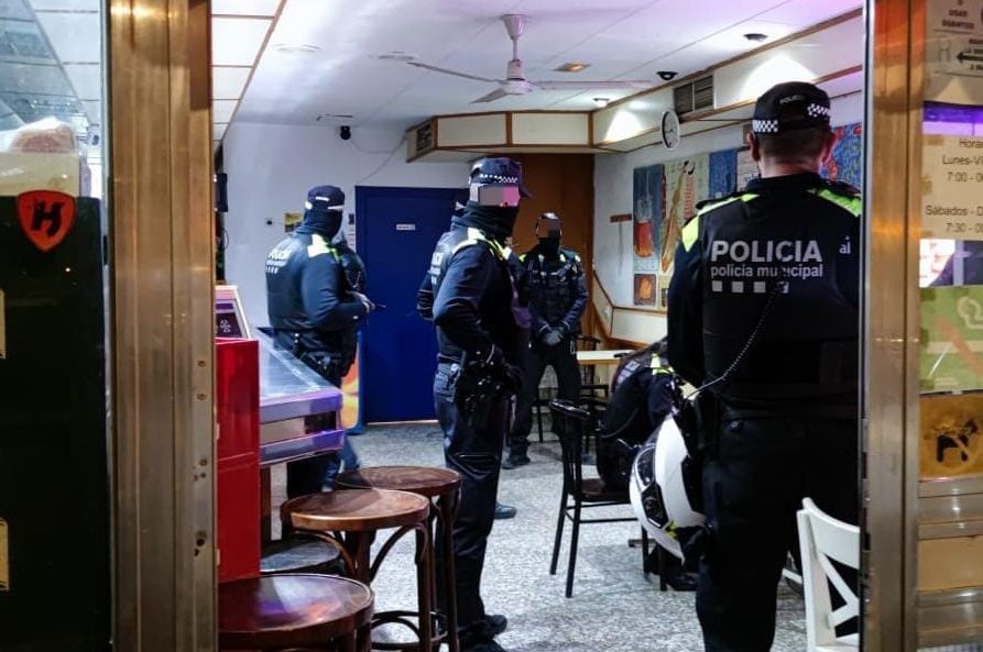 Batuda policial en un bar de Terrassa