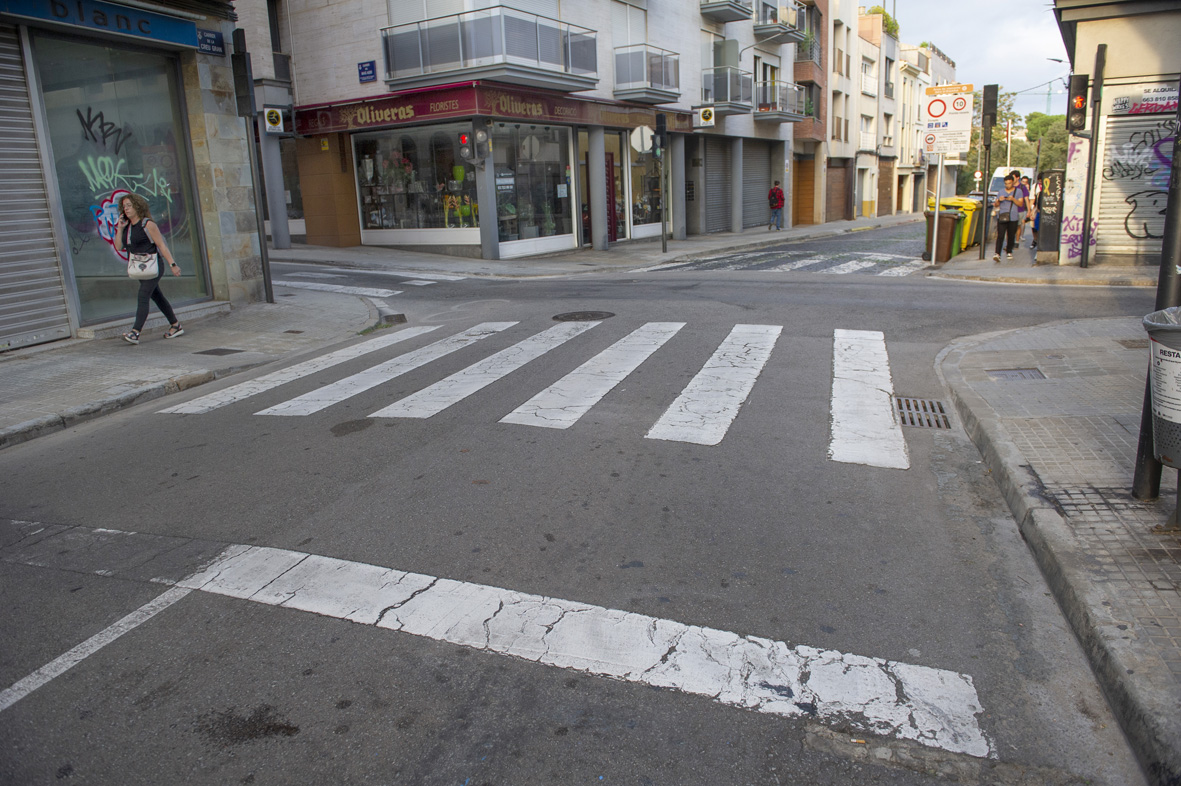 Tall de trànsit a la cruïlla de la Creu Gran i al carrer de Salmerón