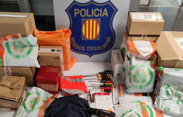 Enxampats robant a una furgoneta d’una empresa de missatgeria a Cerdanyola