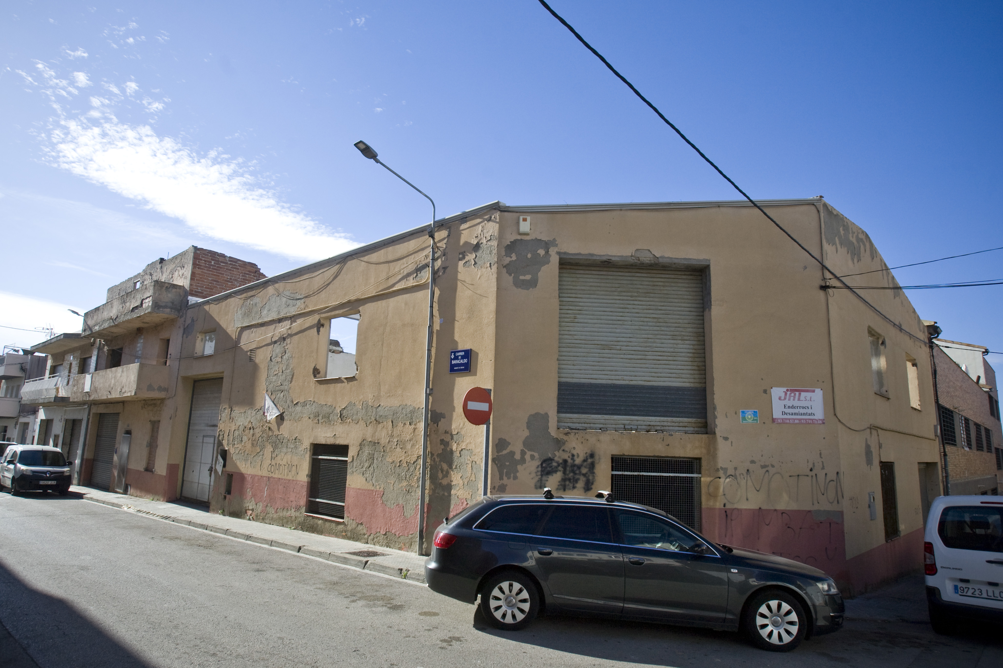 Enderroc públic de dos edificis privats de Terrassa