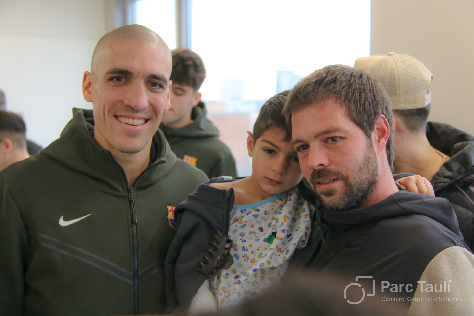 Oriol Romeu i Fermín López, del FC Barcelona, visiten els infants ingressats al Taulí
