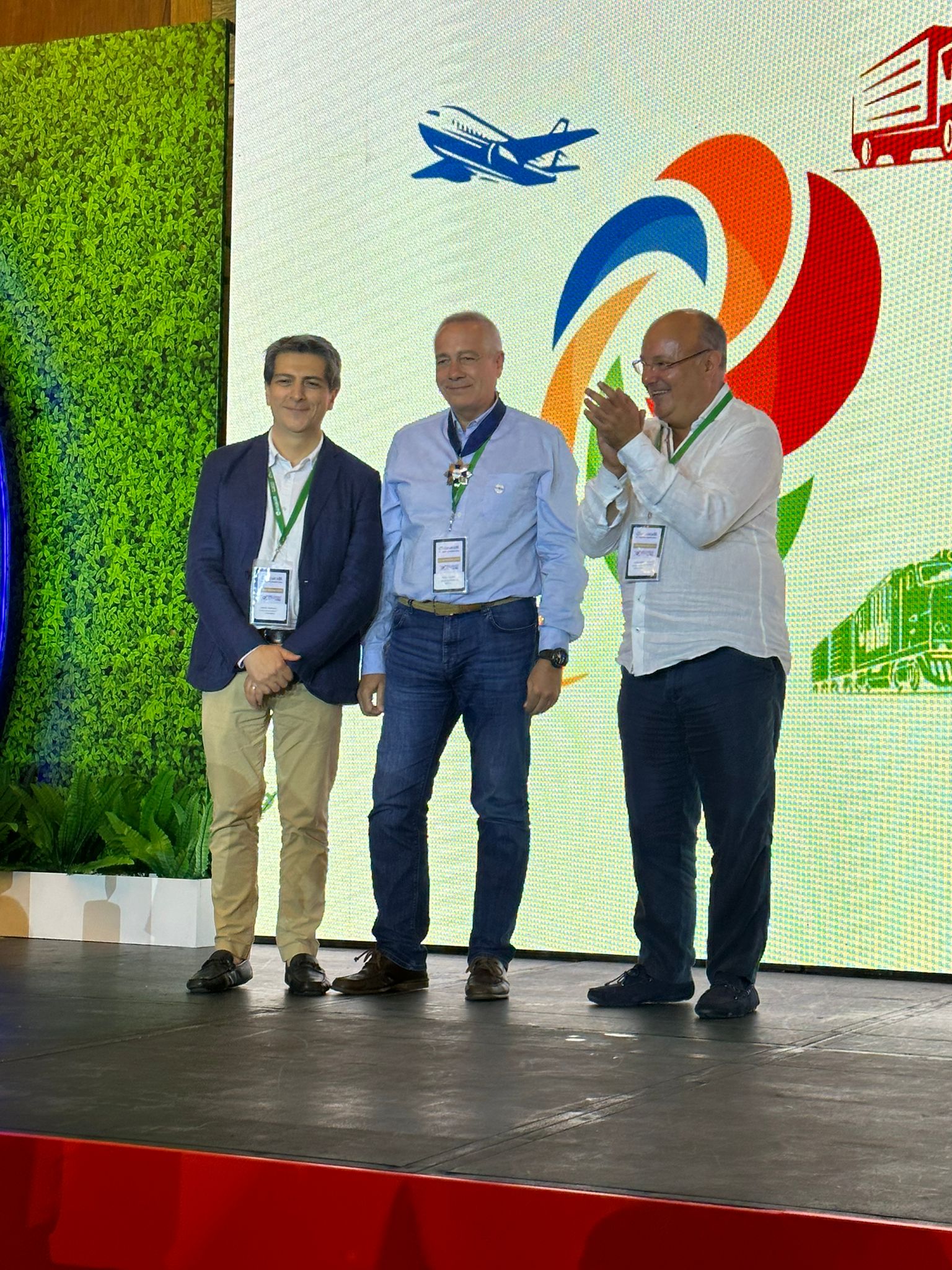 Pere Navarro rep la medalla de mèrit de la FITAC a Colòmbia