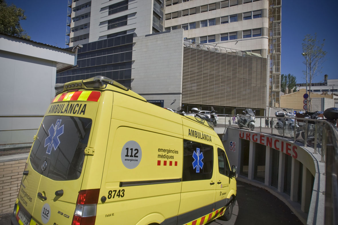 Inconscient després de topar amb un semàfor a Terrassa