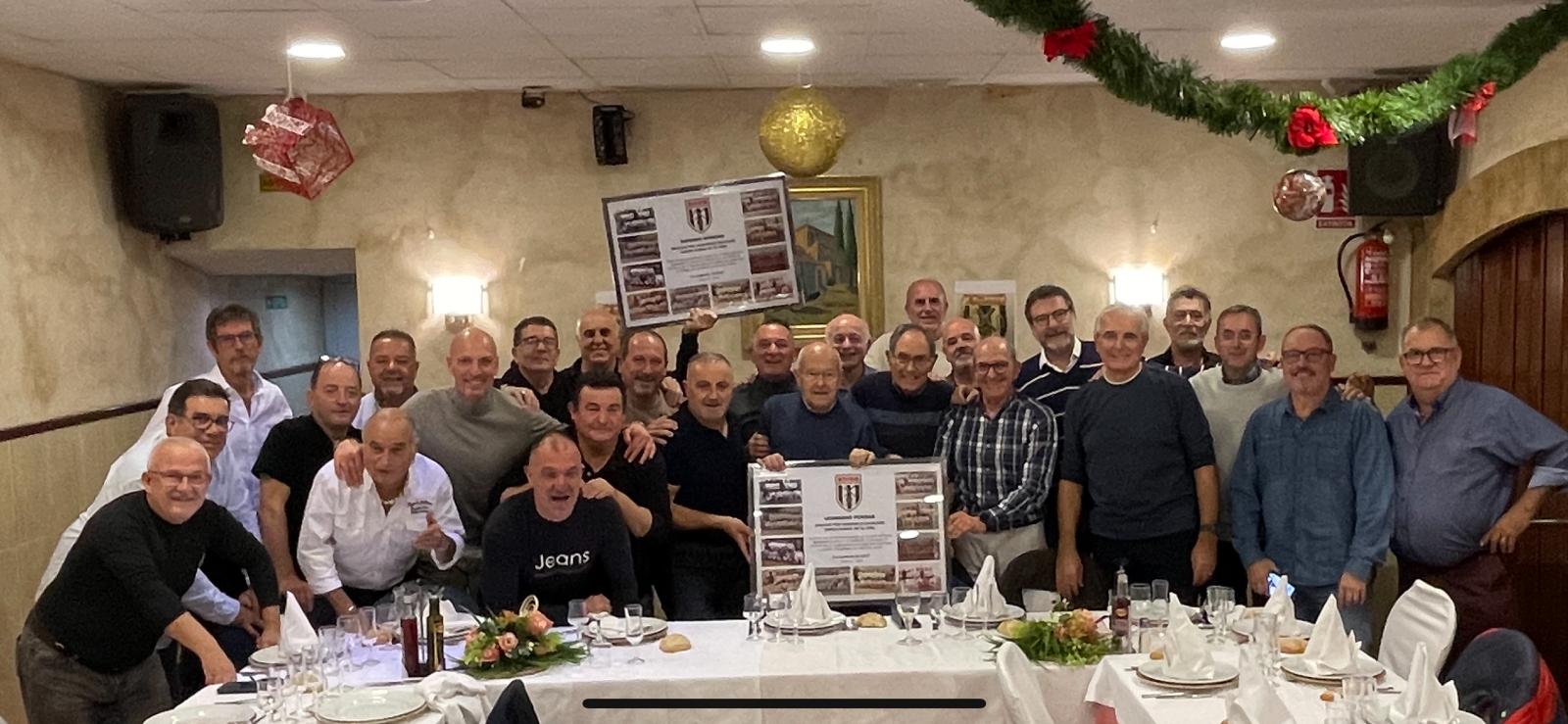 Els exjugadors de l'Agut homenatgen Antonio Moreno i Leo Porras