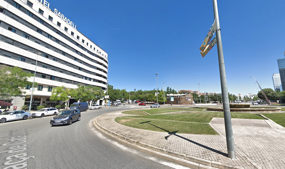 Un conductor begut destrossa un fanal en un accident a Sabadell
