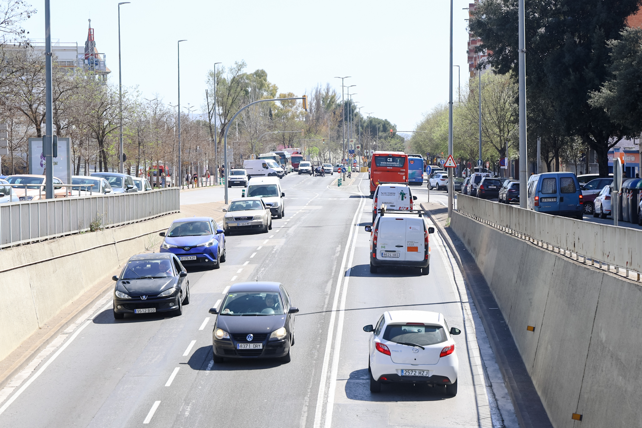 Talls de trànsit a la Gran Via per pintar els nous passos de vianants en superfície
