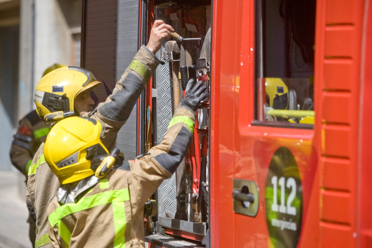 Un camió s'estavella contra un mur a Terrassa