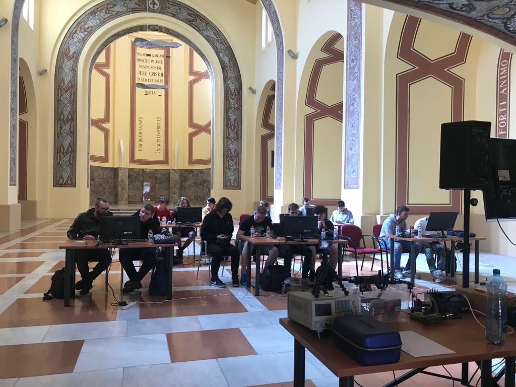 Drons i realitat virtual per formar emprenedors