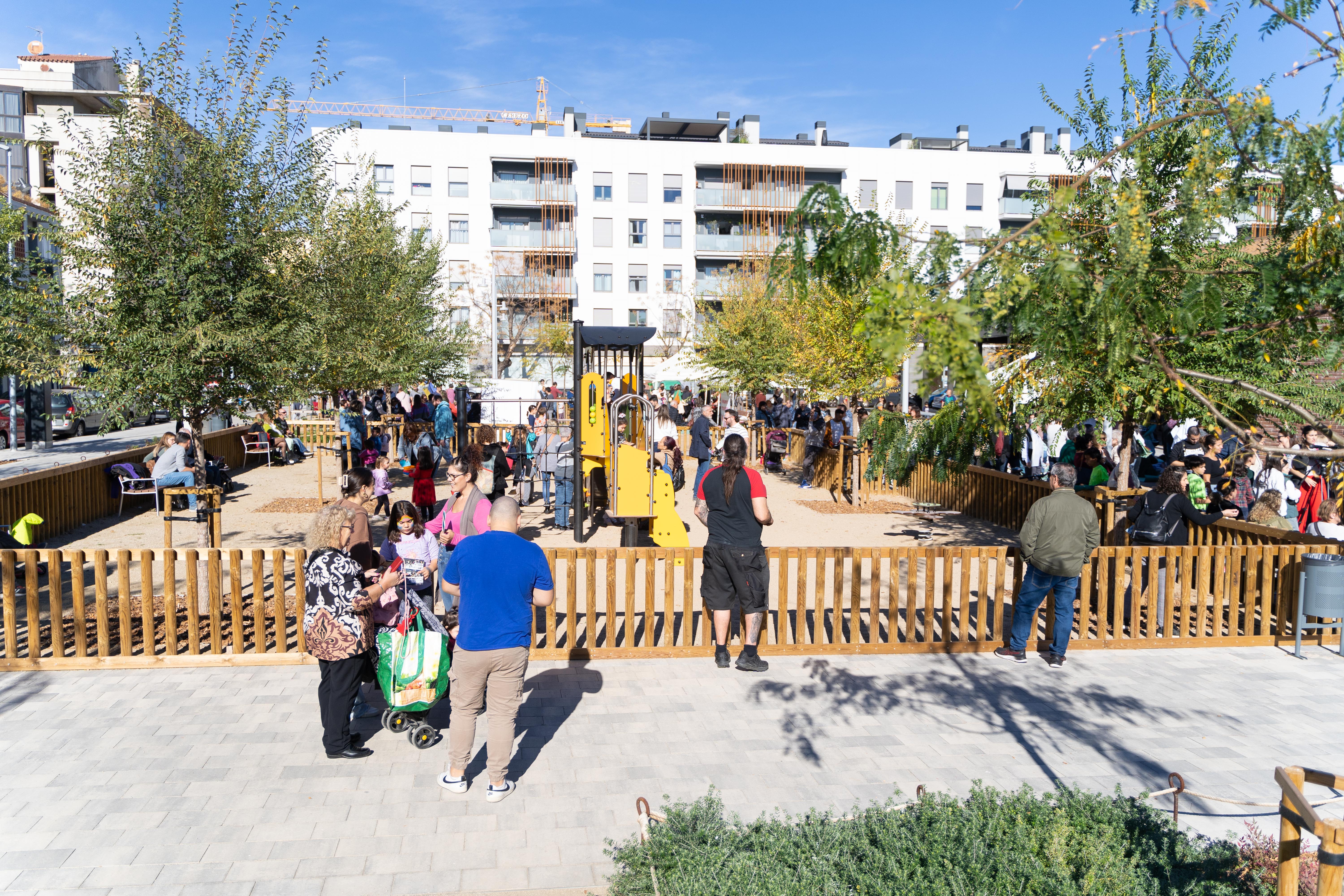 El barri de l'Eixample guanya una nova plaça en homenatge a la infància