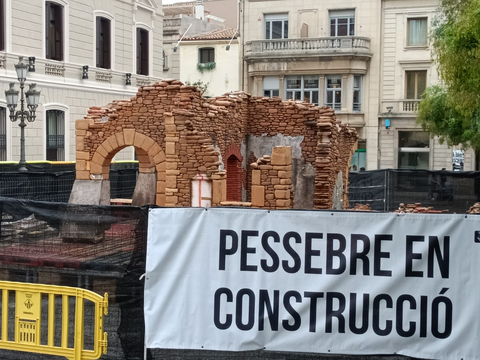 FOTOS | El pessebre gegant comença a créixer a Sant Roc