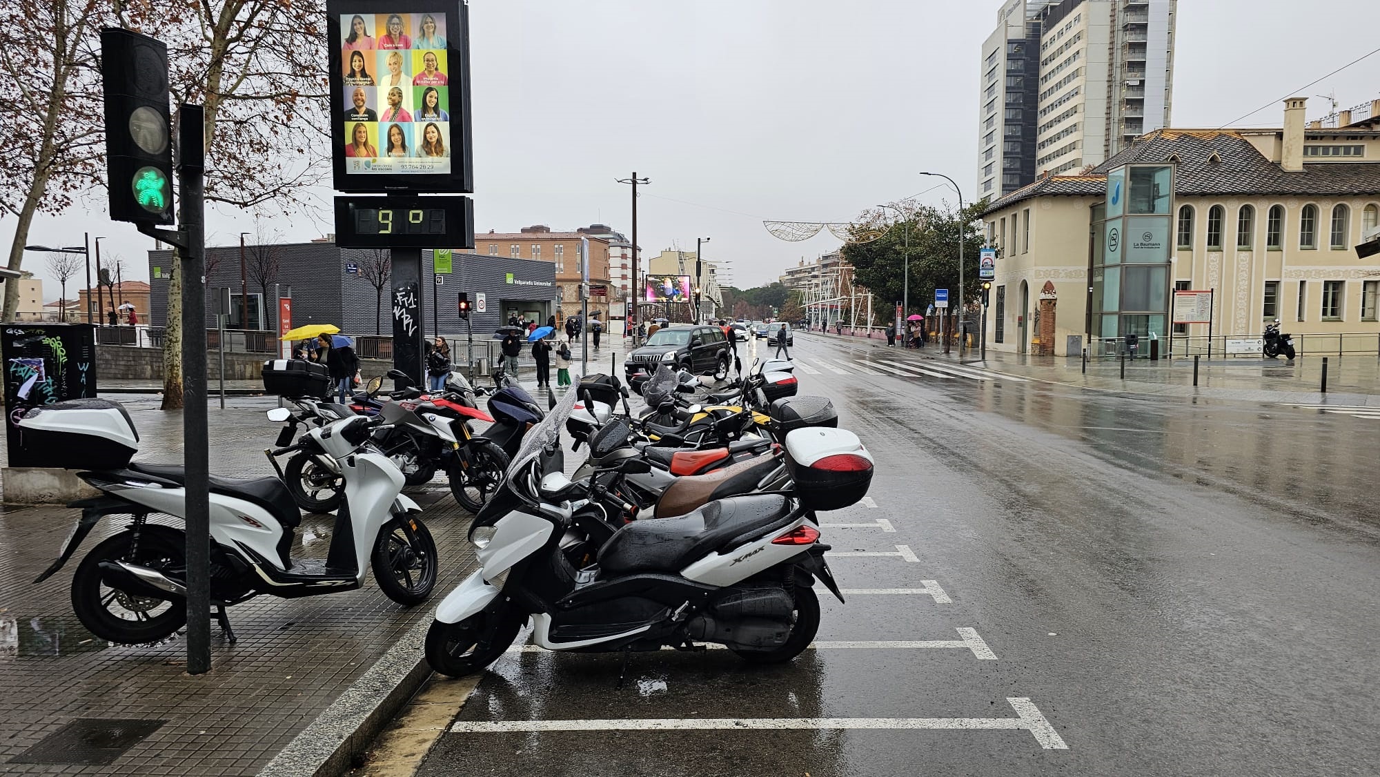 Marxa lenta de motos per  demanar més aparcament