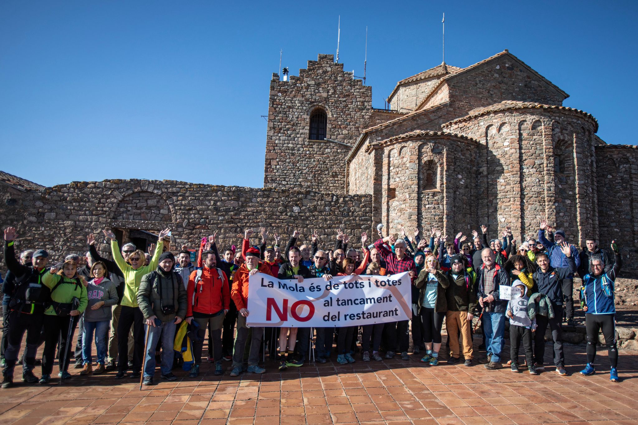 FOTOS | Concentració a la Mola contra el tancament del restaurant
