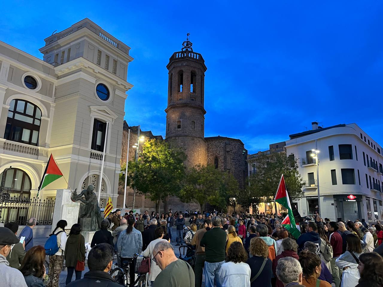 Un centenar de persones mostren el seu suport a Palestina