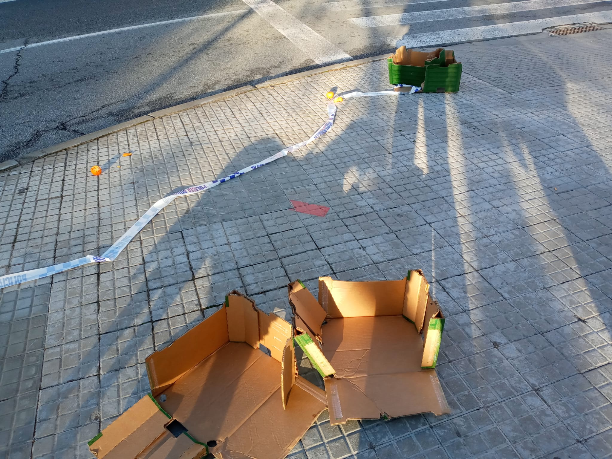 Un vehicle perd la càrrega de fruita en una rotonda a Terrassa