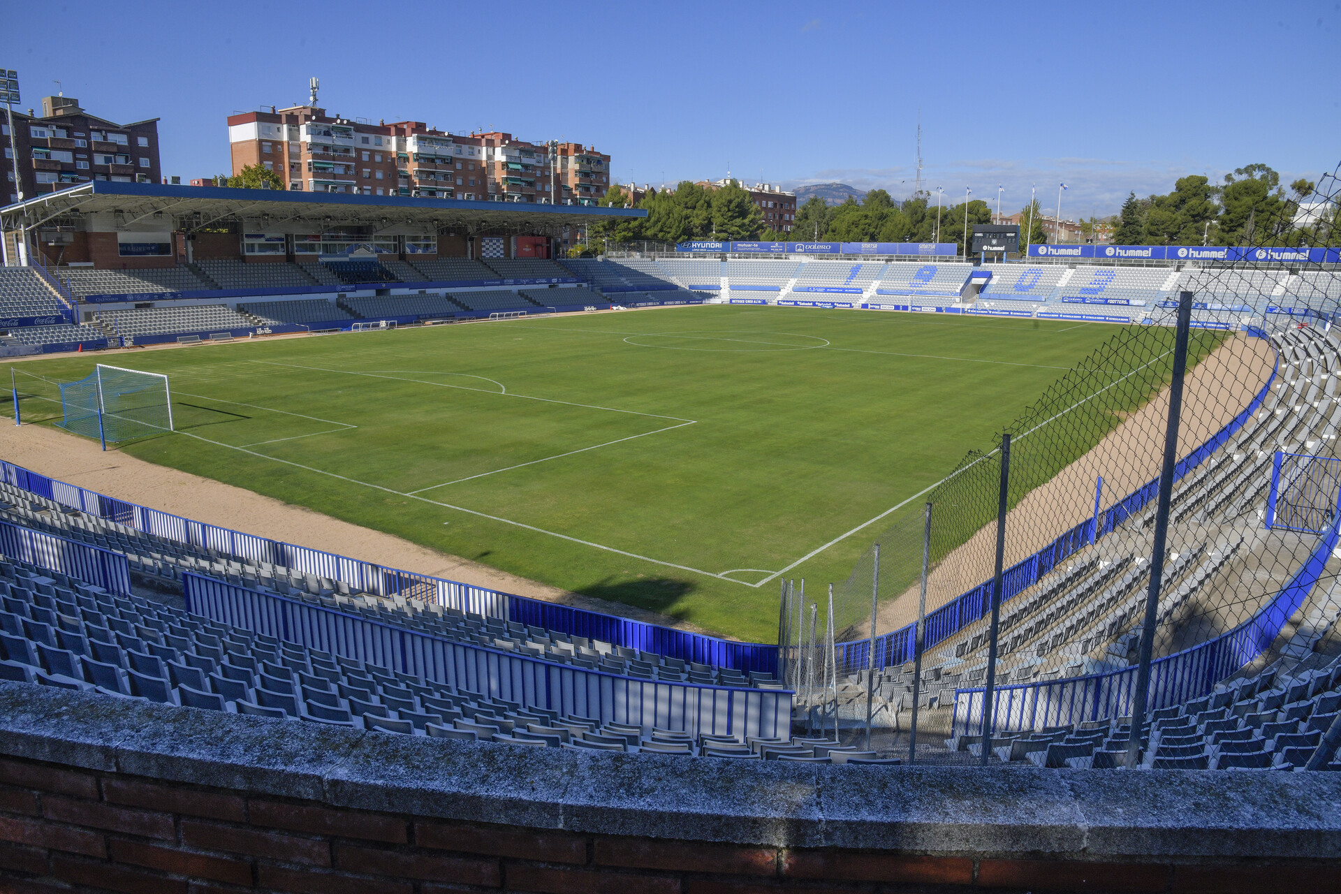 Enxampats robant de nit a l'estadi de la Nova Creu Alta