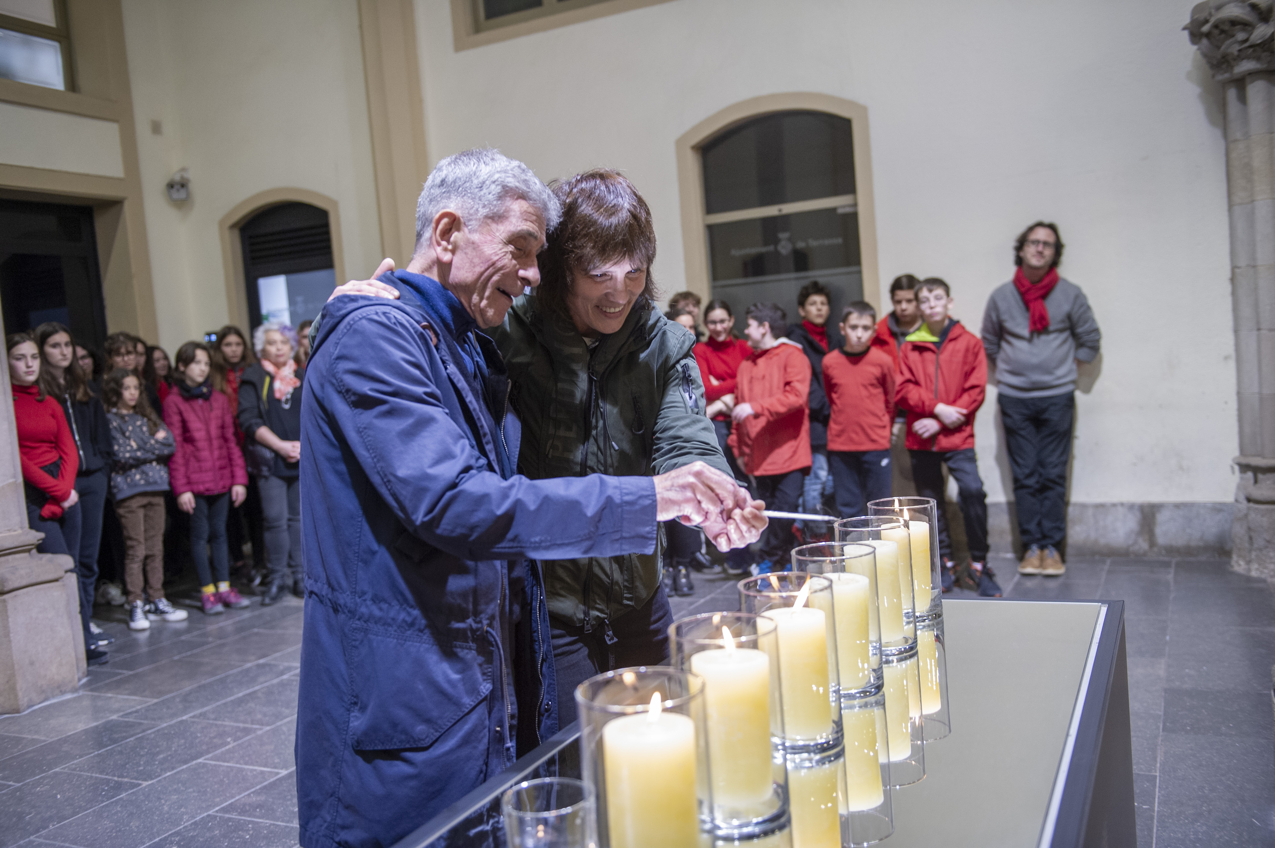 Espelmes i cant coral a Terrassa per no oblidar l'Holocaust
