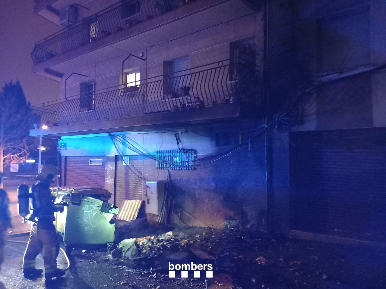 Un incendi de contenidors causa destrosses en habitatges de Terrassa