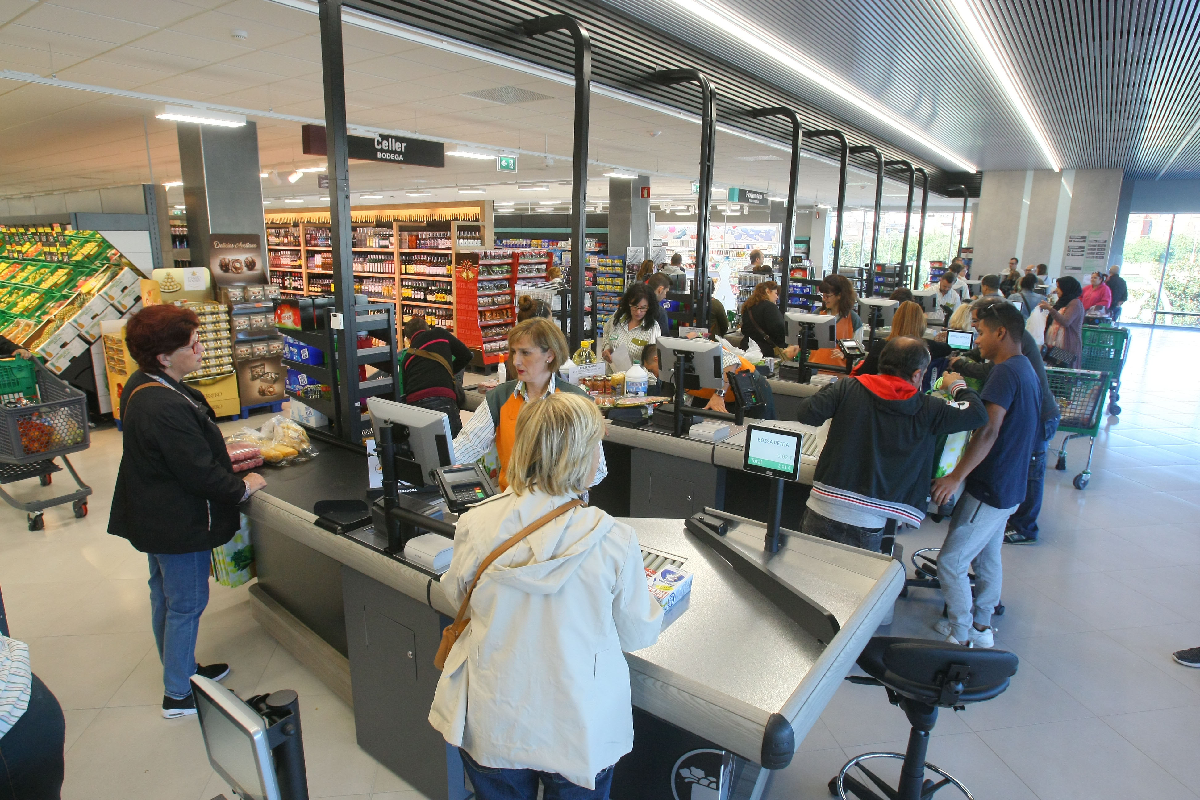 El truc definitiu per posar-se a la cua més ràpida del supermercat